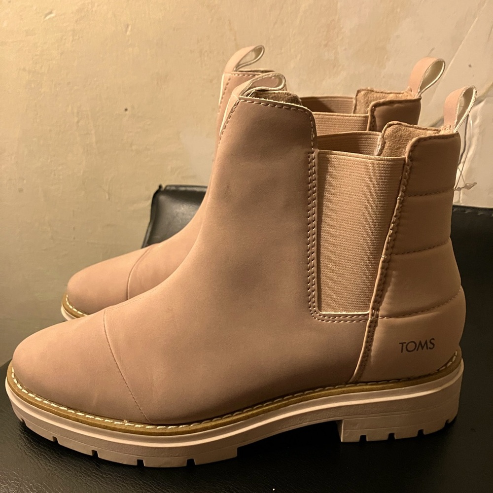 Tom’s women’s size 9 light tan boots